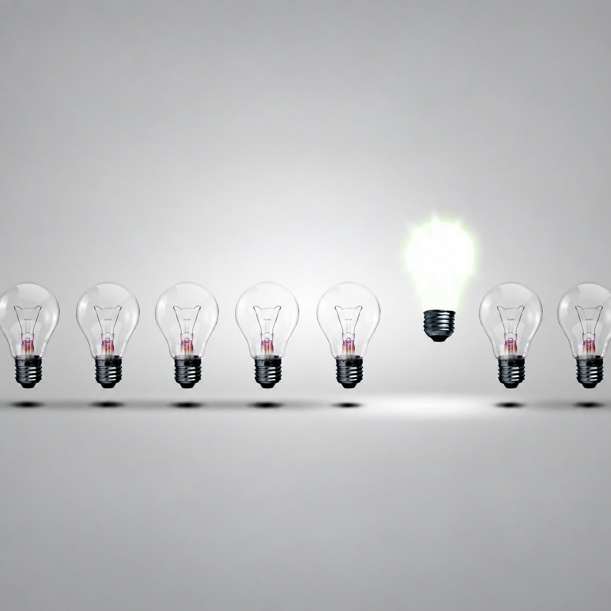 並んだ電球の中で一つだけ光る電球